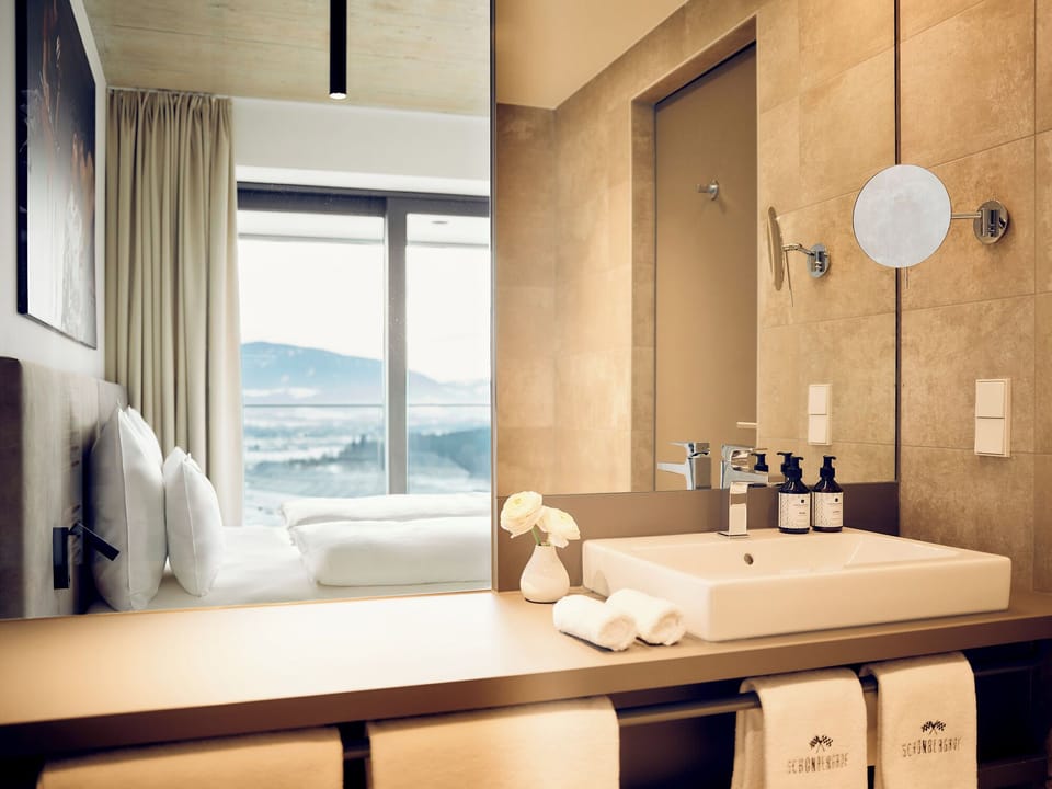 Deluxe Double Room, 1 King Bed, Non Smoking | Bathroom | Shower, hair dryer, slippers