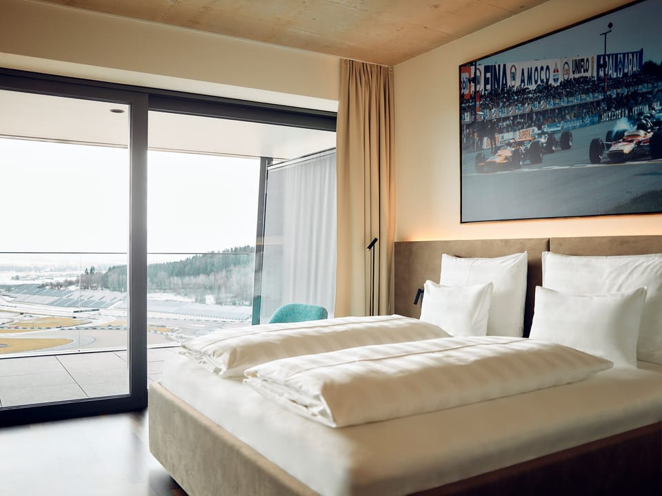 Deluxe Double Room, 1 King Bed, Non Smoking | Premium bedding, in-room safe, soundproofing, iron/ironing board
