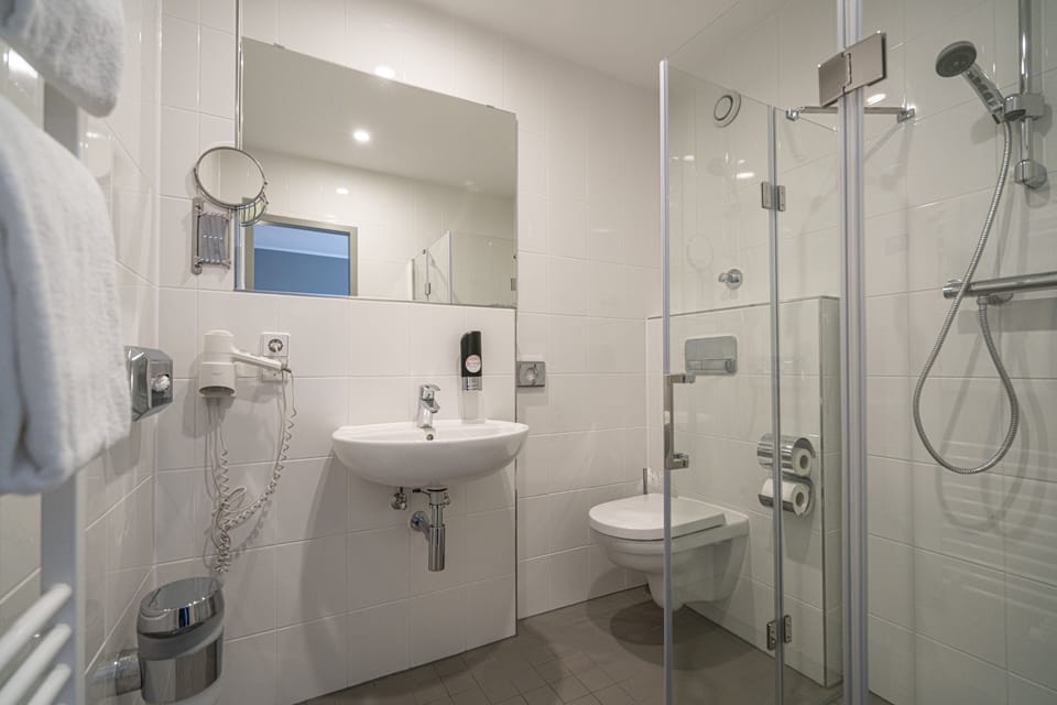 Standard Double Room | Bathroom | Shower, towels