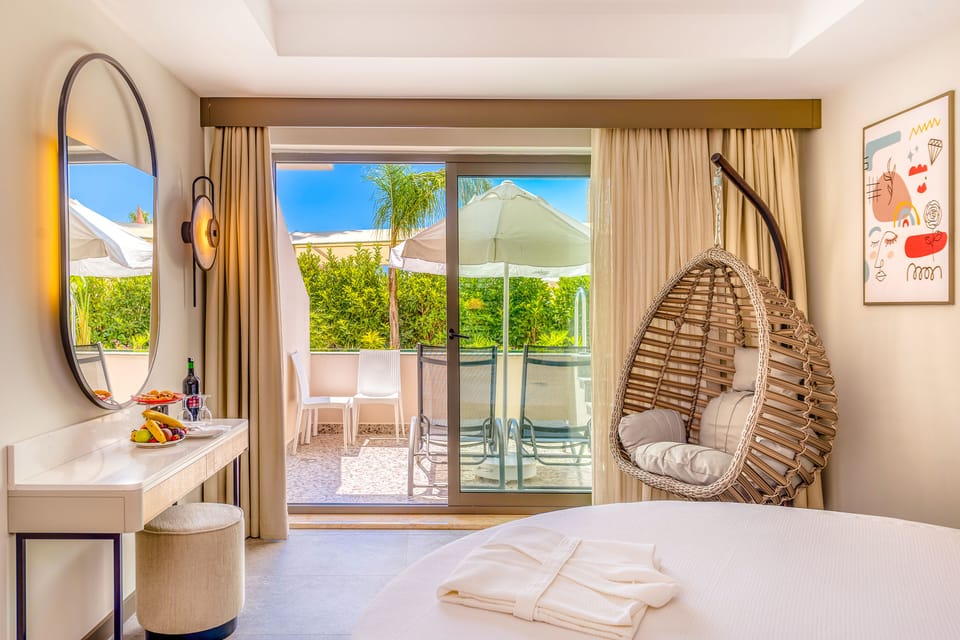 Comfort Swim up Room +13 | Premium bedding, minibar (free items), in-room safe, laptop workspace