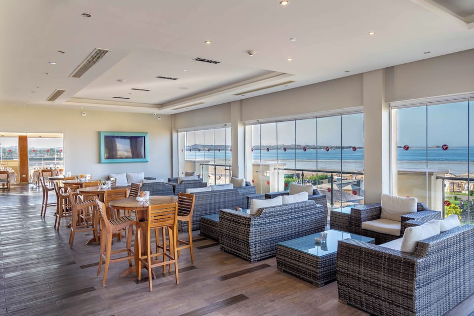 5 restaurants; breakfast, lunch, and dinner served