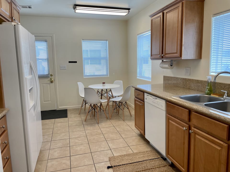 Alley kitchen is well equipped and offers a breakfast table for 4