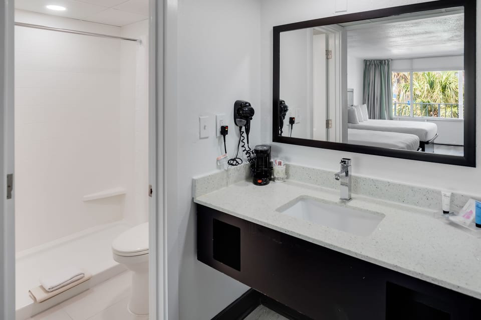 Combined shower/tub, hair dryer, towels