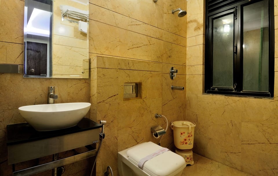 Shower, rainfall showerhead, free toiletries, hair dryer