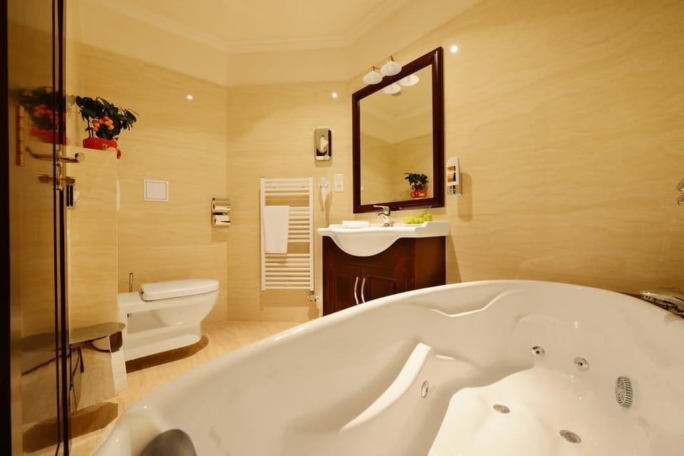Suite | Bathroom | Free toiletries, hair dryer, towels