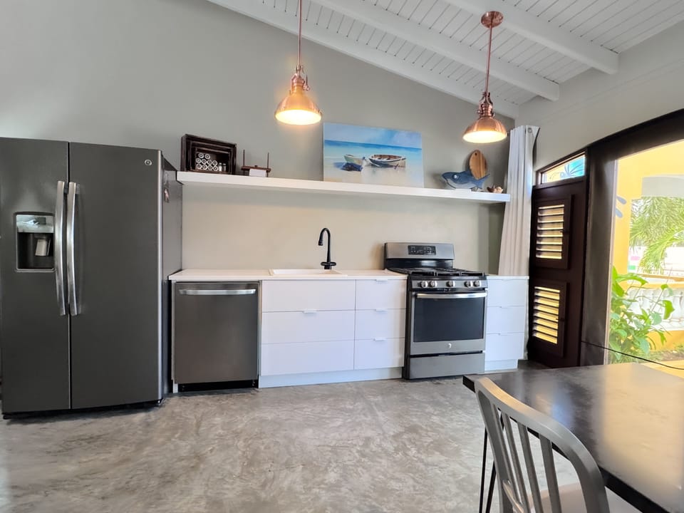 Full-size fridge, oven, stovetop, dishwasher