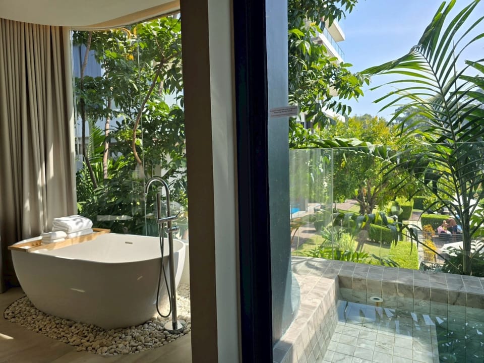 Executive Suite (Honeymoon. Ocean Wing) | Bathroom | Eco-friendly toiletries, hair dryer, slippers, towels