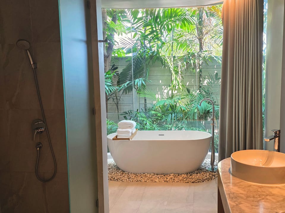 Executive Suite, 1 Double Bed with Sofa bed, Ocean View | Bathroom | Eco-friendly toiletries, hair dryer, slippers, towels