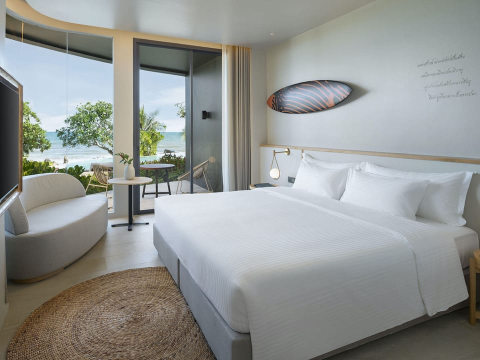 Executive Suite (Honeymoon. Ocean Wing) | Minibar, in-room safe, individually decorated, individually furnished