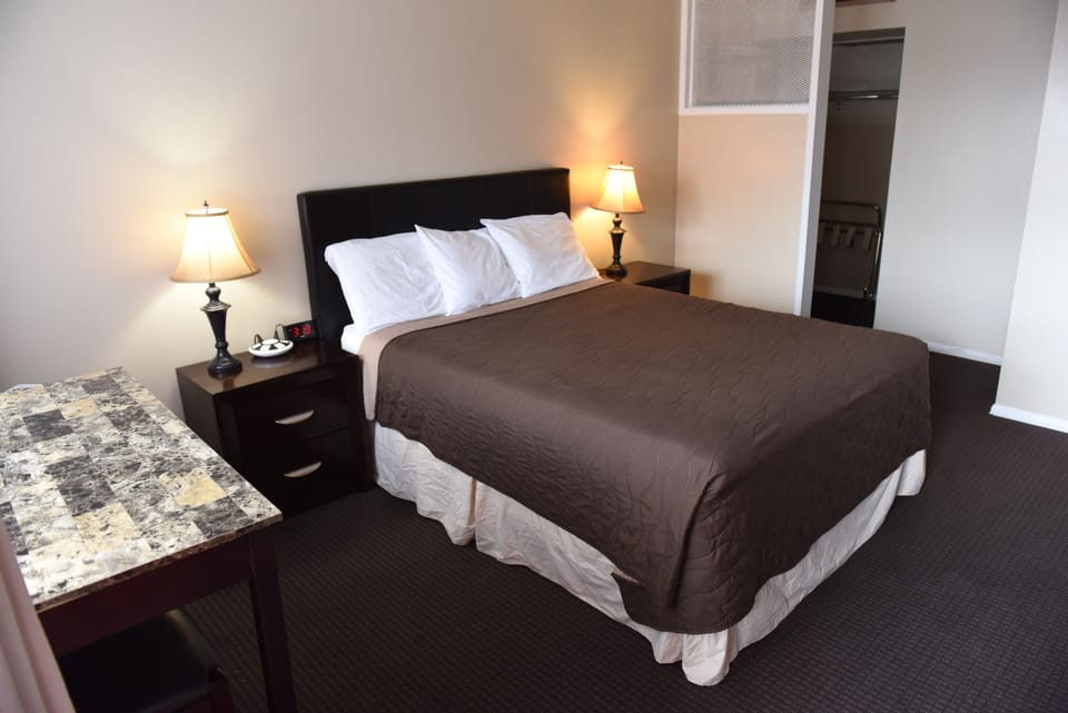 Room, 1 Queen Bed | Rollaway beds, free WiFi, bed sheets