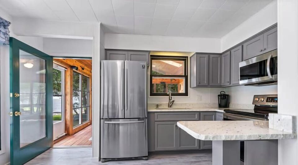 Fully equipped kitchen with stainless steel appliances — ideal for family meals and lakeside dinners