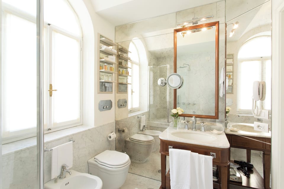 Deluxe Room, 1 Queen Bed | Bathroom | Free toiletries, hair dryer, bathrobes, slippers