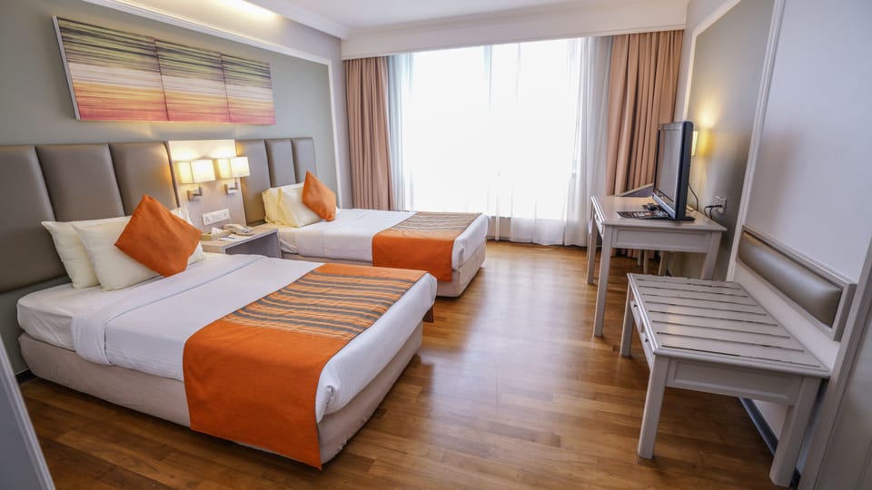Deluxe Twin Room | Minibar, in-room safe, desk, soundproofing