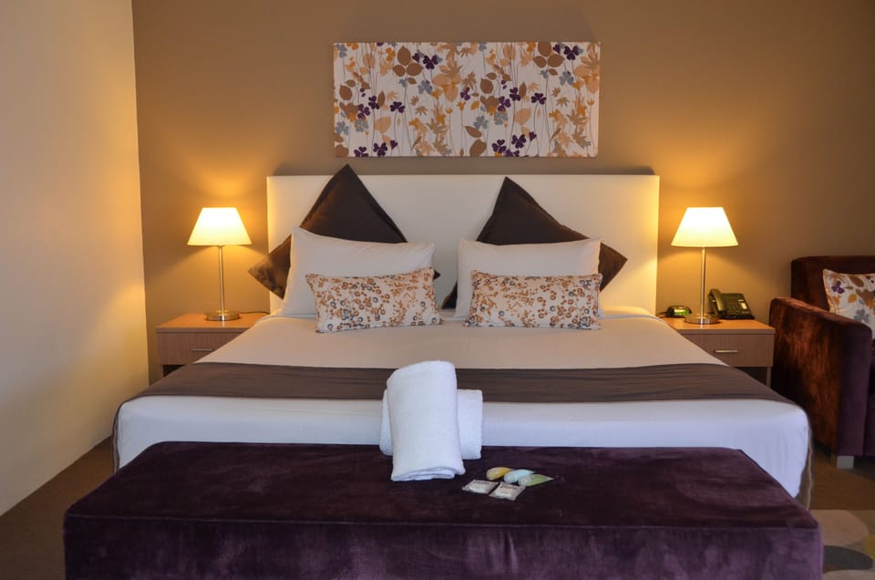 Executive King Spa | Individually decorated, desk, iron/ironing board, bed sheets