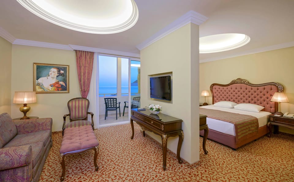 King Suite | Free minibar, in-room safe, blackout drapes, soundproofing