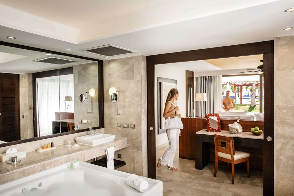 Suite (Premium Level, Ocean Front) | Bathroom | Combined shower/tub, rainfall showerhead, free toiletries, hair dryer