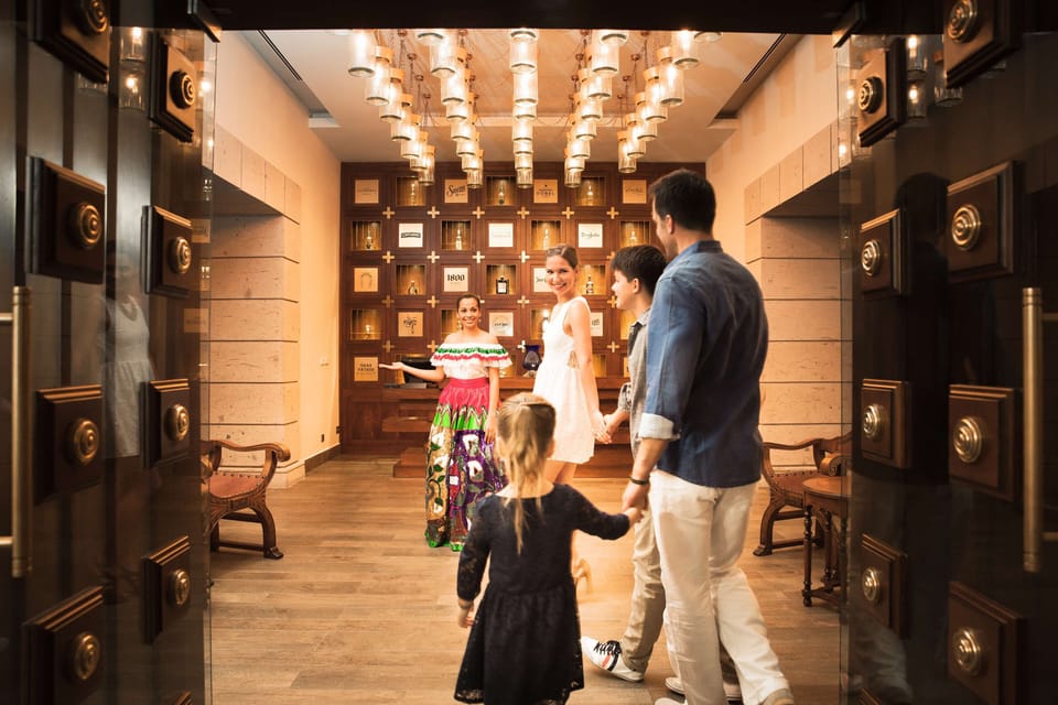 3 restaurants; breakfast, lunch, dinner, and brunch served