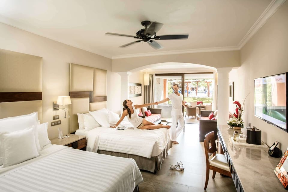 Junior Suite (Premium Level, Ocean Front) | Free minibar, in-room safe, desk, blackout drapes