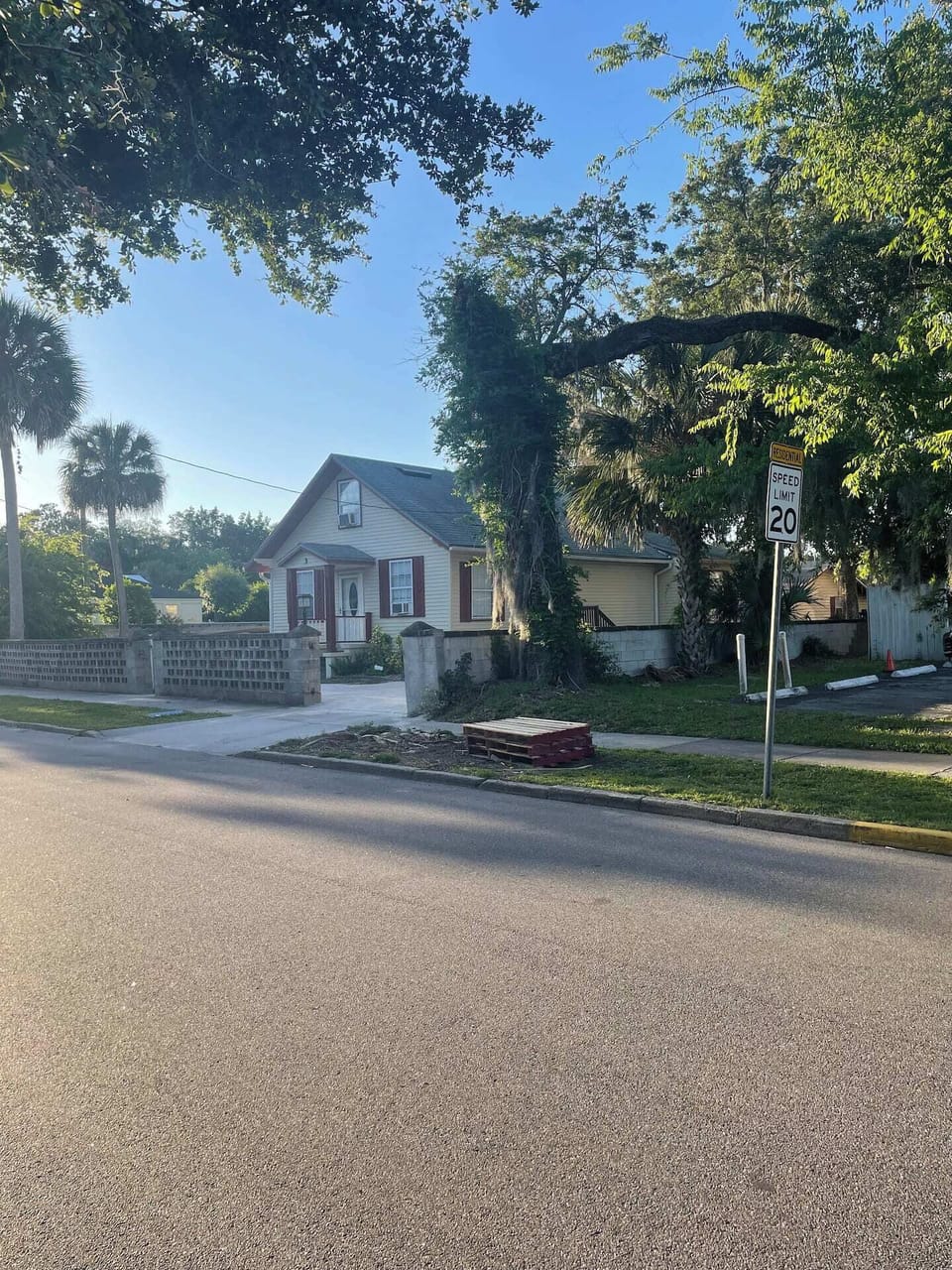 Convenient street parking without yellow curbs