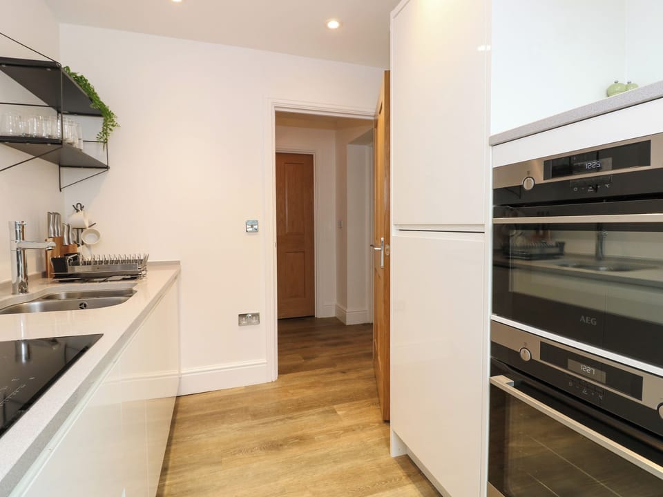 Cottage | Private kitchen | Fridge, dishwasher, electric kettle, toaster