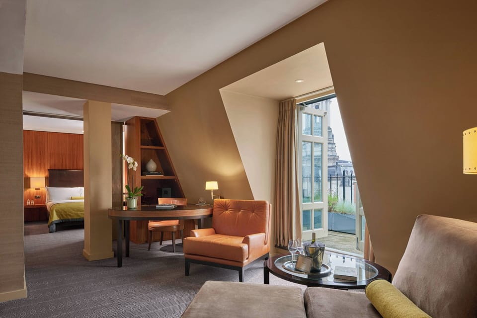 Deluxe Suite, 1 Bedroom | Living area | Flat-screen TV