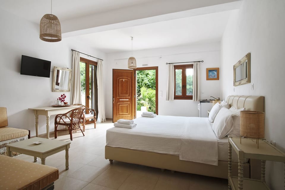 Comfort Studio, 1 King Bed, Sea View | Free WiFi, bed sheets