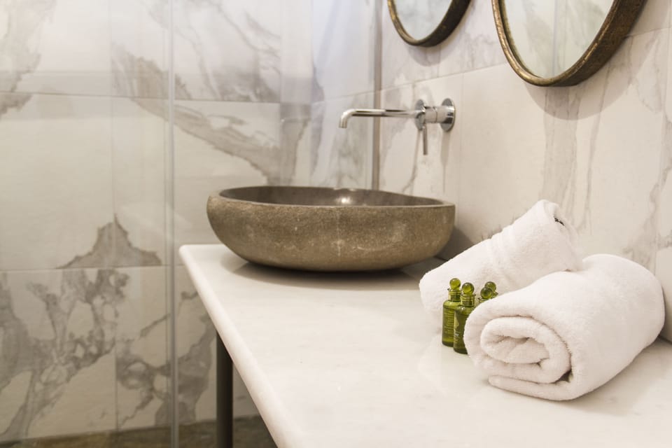 Executive Studio, 1 King Bed | Bathroom sink