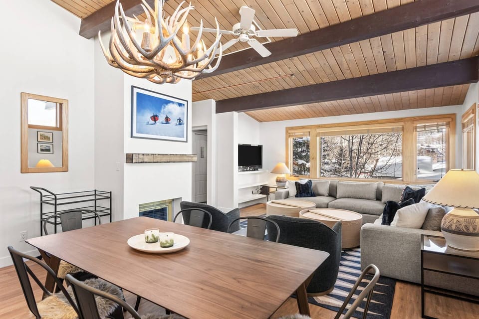 You will appreciate the comfortable living space, with spacious sectional sofa, in this bright and inviting Aspenwood condo.