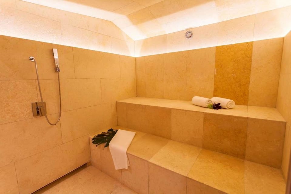 Couples treatment rooms, sauna, hot tub, steam room, body treatments