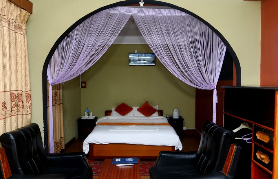 Deluxe Room, 1 Queen Bed, Smoking | In-room safe, soundproofing, free WiFi