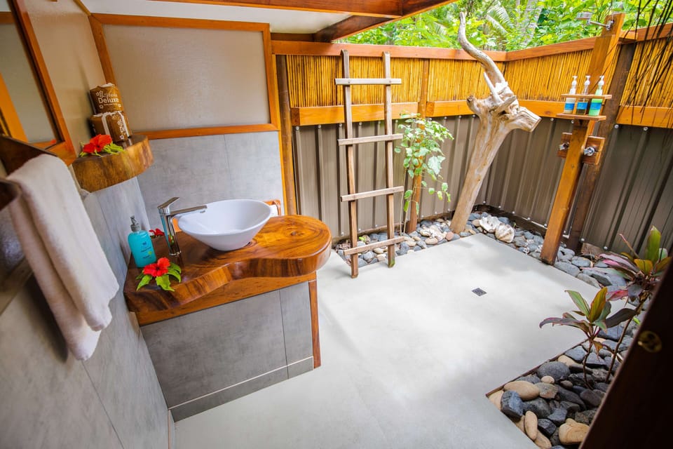 Beachfront Adi (Queen) Bure | Bathroom shower