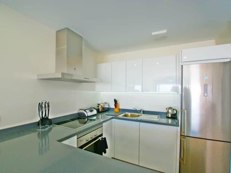 FITTED KITCHEN WITH DISHWASHER & WASHING MACHINE