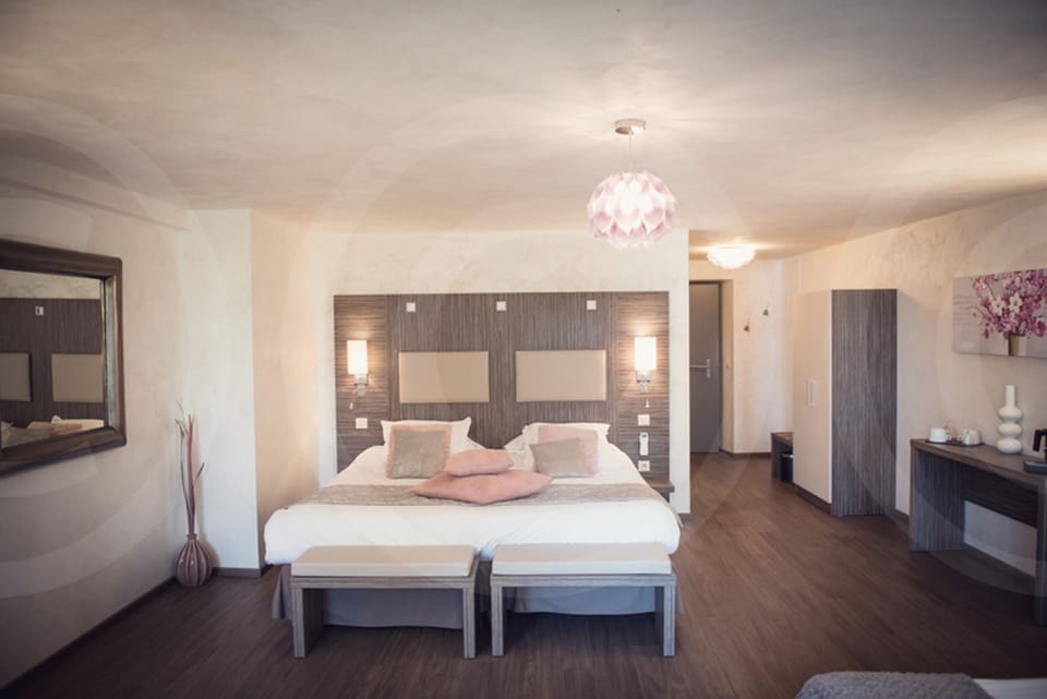 Family Suite | Minibar, in-room safe, individually decorated, individually furnished