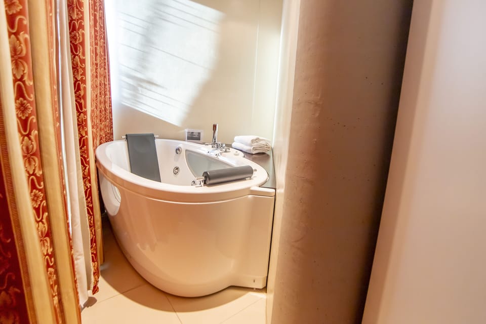 Suite | Private spa tub