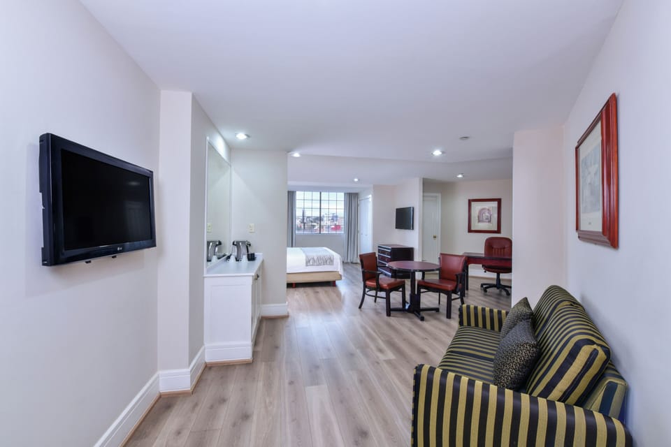 Junior Room | In-room safe, desk, laptop workspace, soundproofing