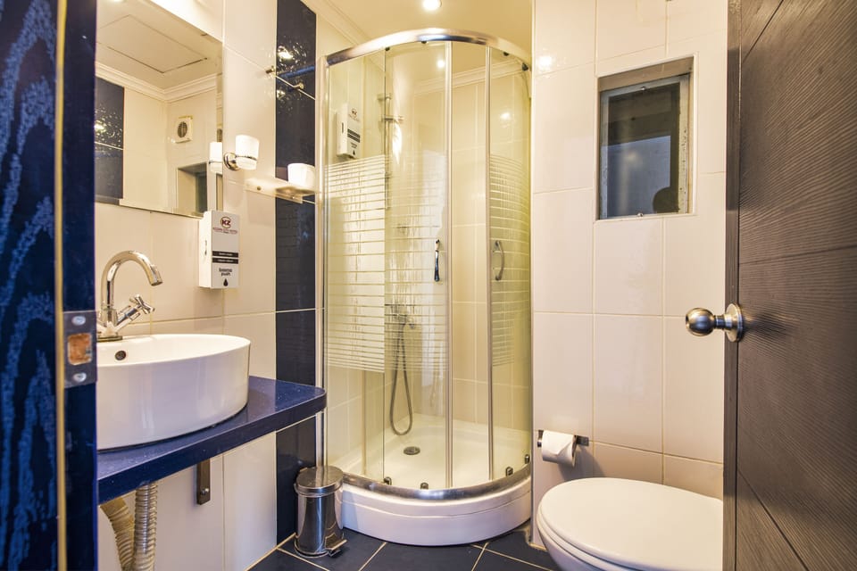 Standard Single Room | Bathroom shower