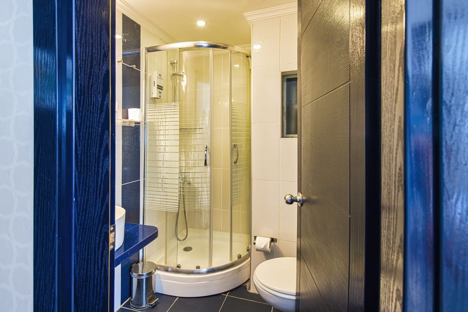 Combined shower/tub, rainfall showerhead, designer toiletries