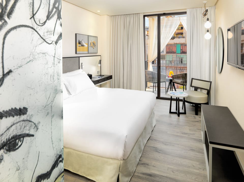 Down comforters, in-room safe, desk, soundproofing