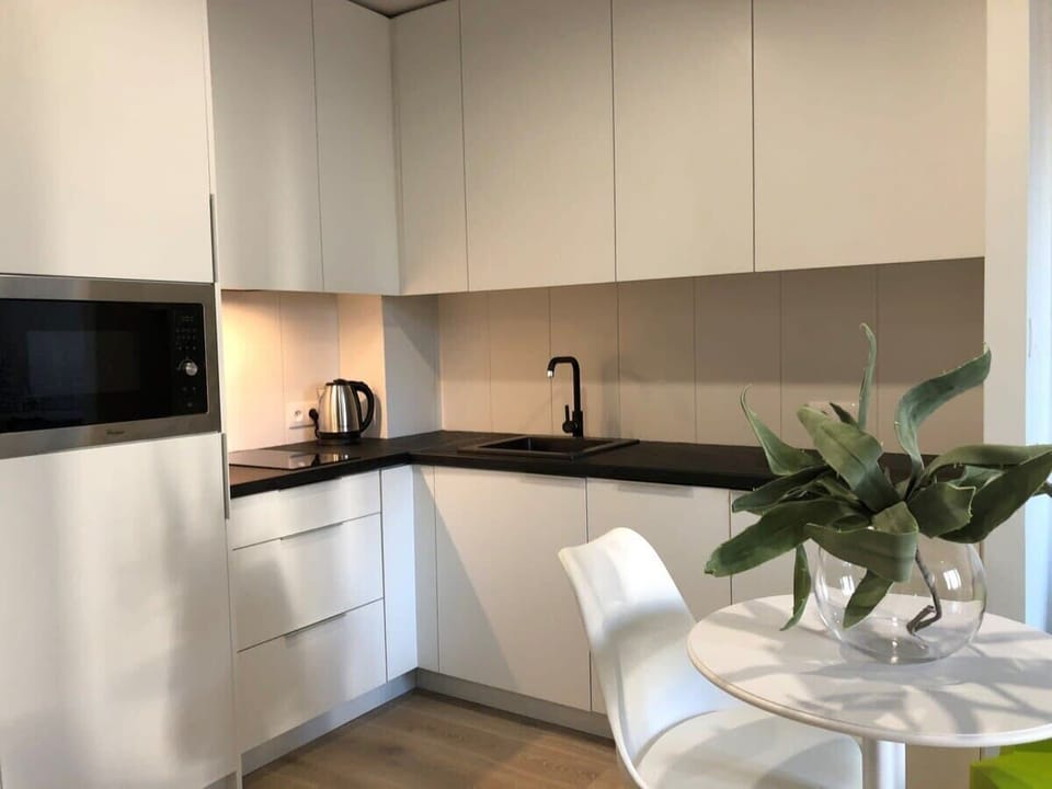 Fully equipped kitchenette. 