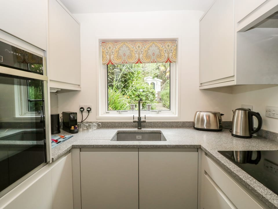 Cottage | Private kitchen | Fridge, microwave, electric kettle, toaster