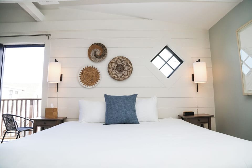 Deluxe Room, 1 King Bed, Balcony | Hypo-allergenic bedding, iron/ironing board, free WiFi, bed sheets