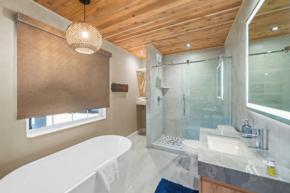 Deluxe Room | Bathroom | Hair dryer, towels, soap, shampoo