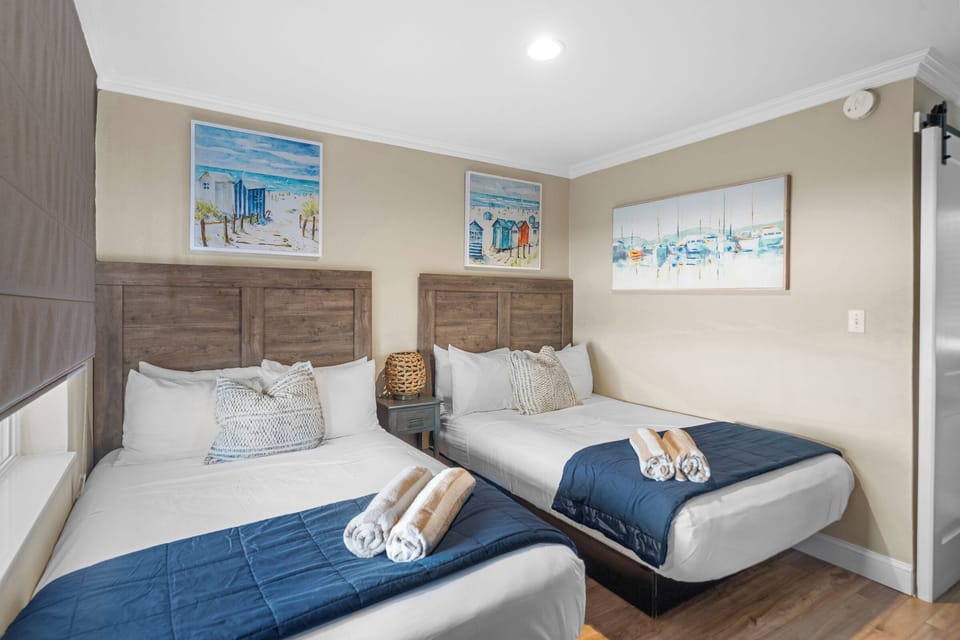 Comfort Room, 2 Double Beds, Non Smoking | Individually furnished, free WiFi, bed sheets