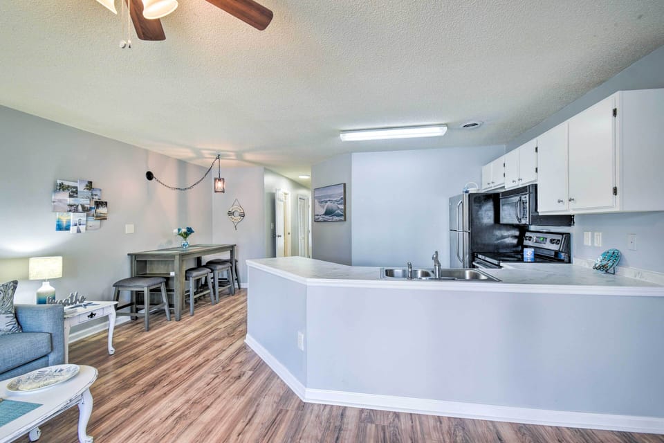 Living Room | Free WiFi | Central Air Conditioning & Heating