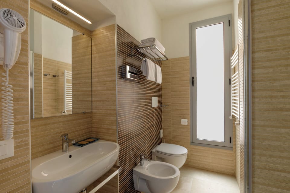 Junior Suite, Sea View | Bathroom | Shower, free toiletries, hair dryer, towels