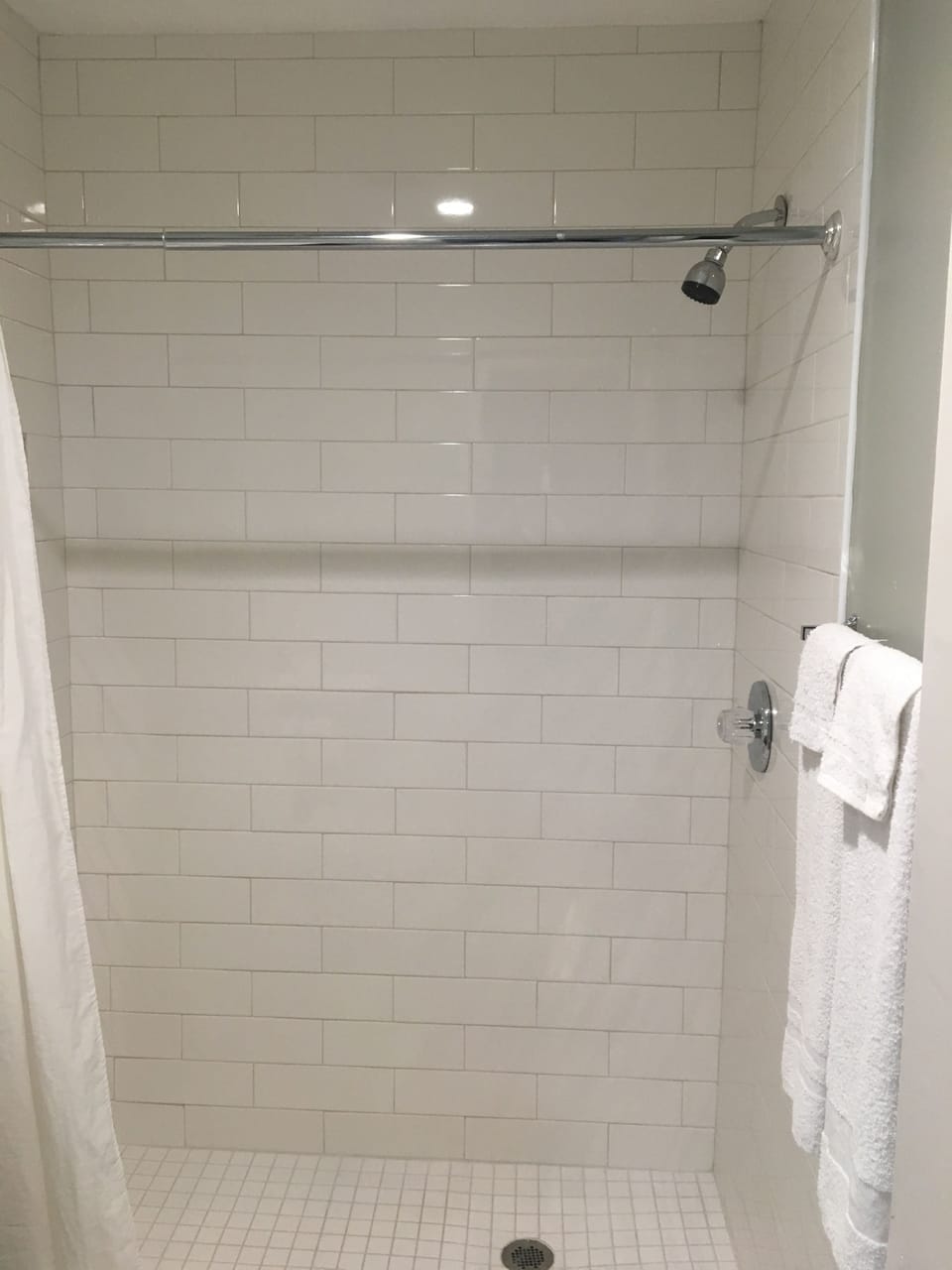 Combined shower/tub, free toiletries, hair dryer, towels