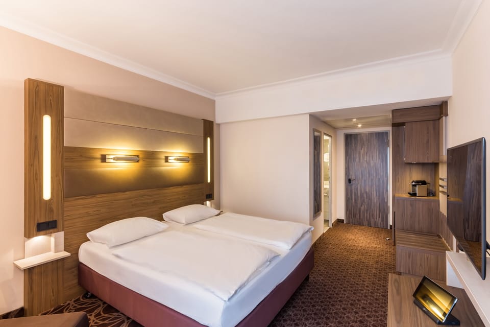 Superior Room, 1 Queen Bed | Premium bedding, in-room safe, desk, soundproofing