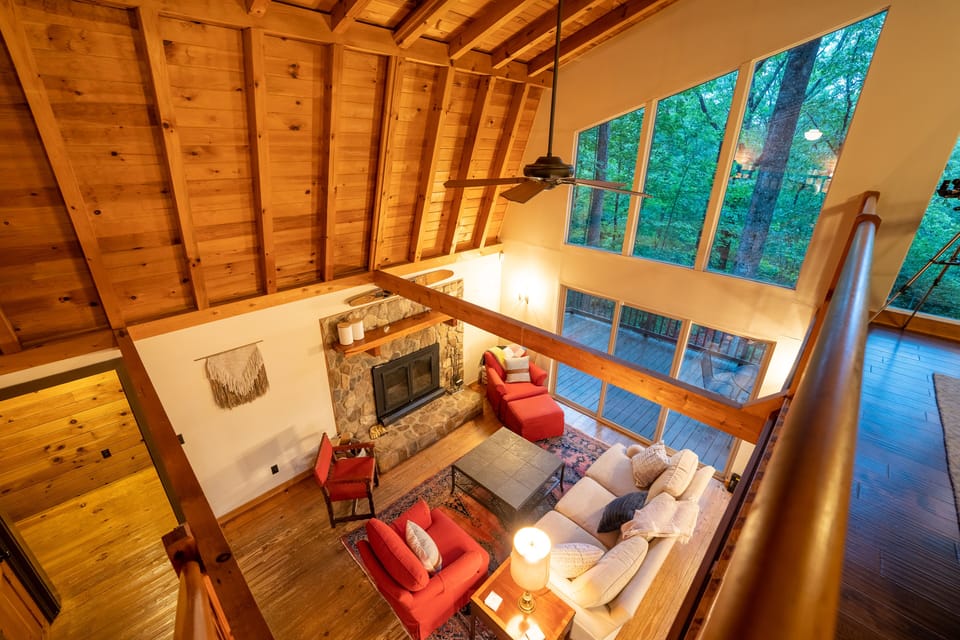 Stunning 5BR Lodge - Hot Tub & Table Rock Views Cabin in Pickens County