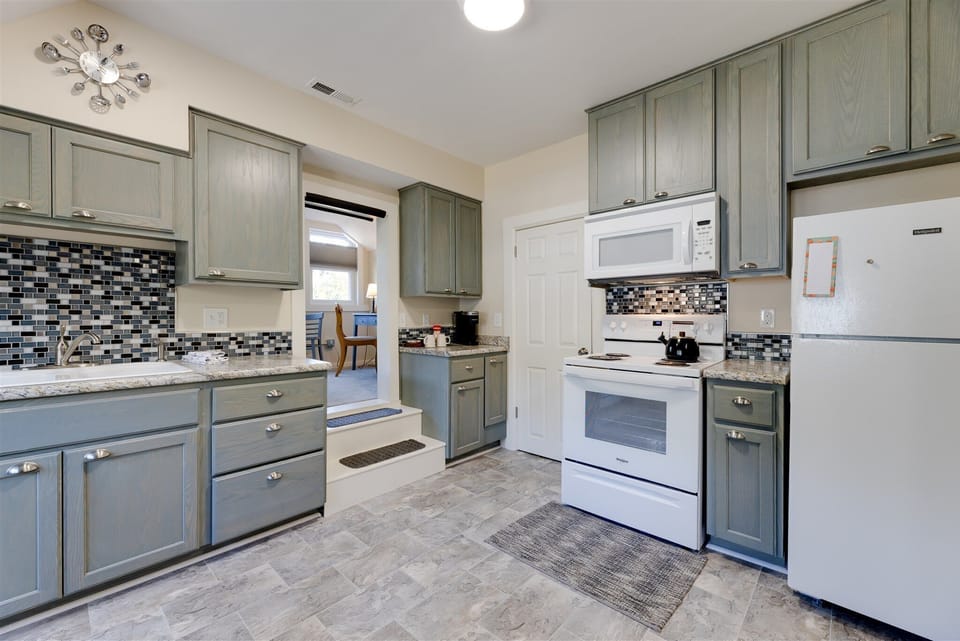 Cook to your heart's desire with electric range and microwave.