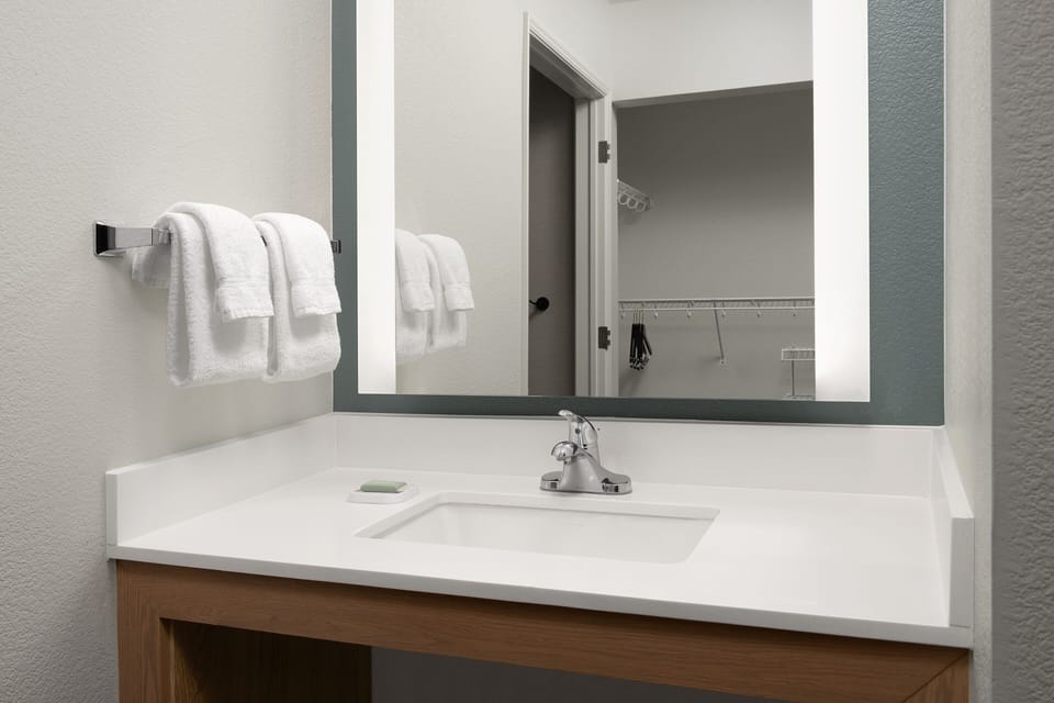 Combined shower/tub, free toiletries, hair dryer, towels